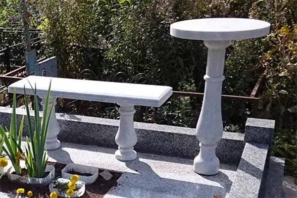 Лави з граніту на цвинтарі у Запоріжжі.